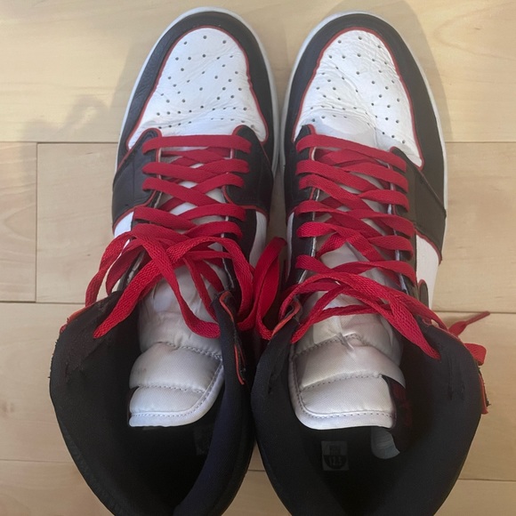 Air Jordan 1 Retro High OG Bloodline Sneakers